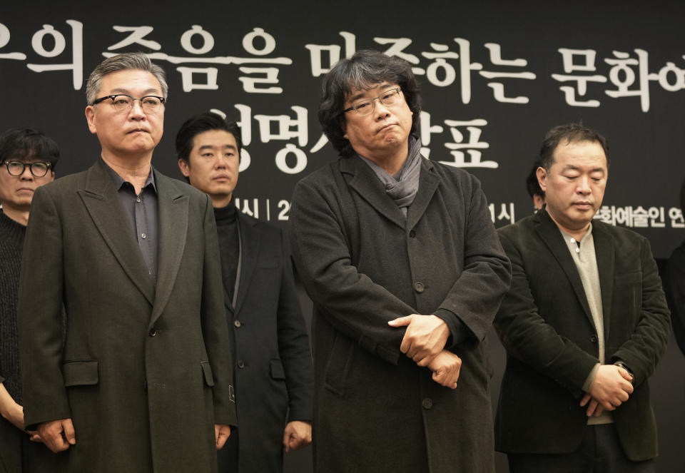 South Korean director Bong Joon-ho, center, attends a press conference demanding an investigation into the case for the death of the late actor Lee Sun-kyun in Seoul, South Korea, Friday, Jan. 12, 2024. Lee, a popular South Korean actor best known for his role in the Oscar-winning movie "Parasite," was found dead in a car in Seoul on Dec. 27, 2023, authorities said, after weeks of an intense police investigation into his alleged drug use. (AP Photo/Ahn Young-joon)