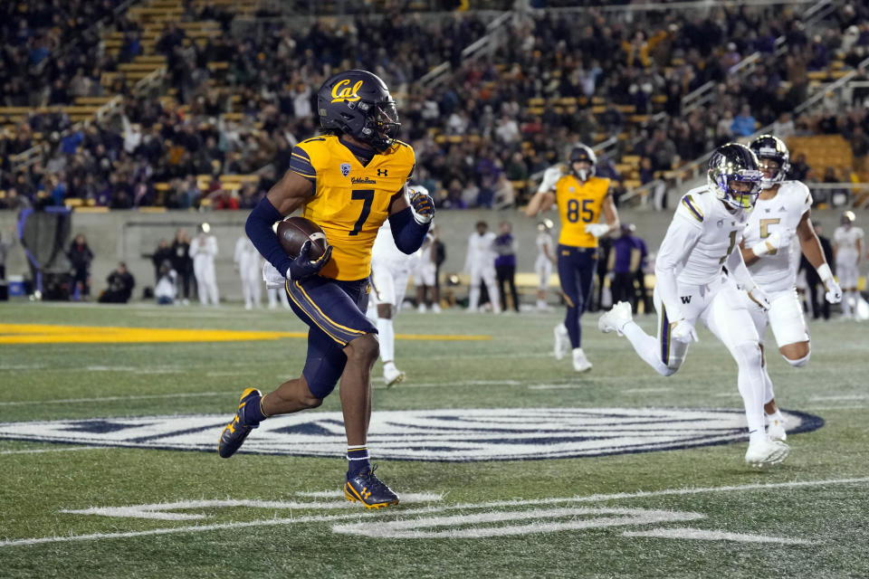 Oct. 22, 2022; Berkeley; California Golden Bears wide receiver J. Michael Sturdivant (7) runs after a catch for a touchdown against the <a class="link " href="https://sports.yahoo.com/ncaaf/teams/washington/" data-i13n="sec:content-canvas;subsec:anchor_text;elm:context_link" data-ylk="slk:Washington Huskies;sec:content-canvas;subsec:anchor_text;elm:context_link;itc:0">Washington Huskies</a> during the third quarter at FTX Field at California Memorial Stadium. Darren Yamashita-USA TODAY Sports