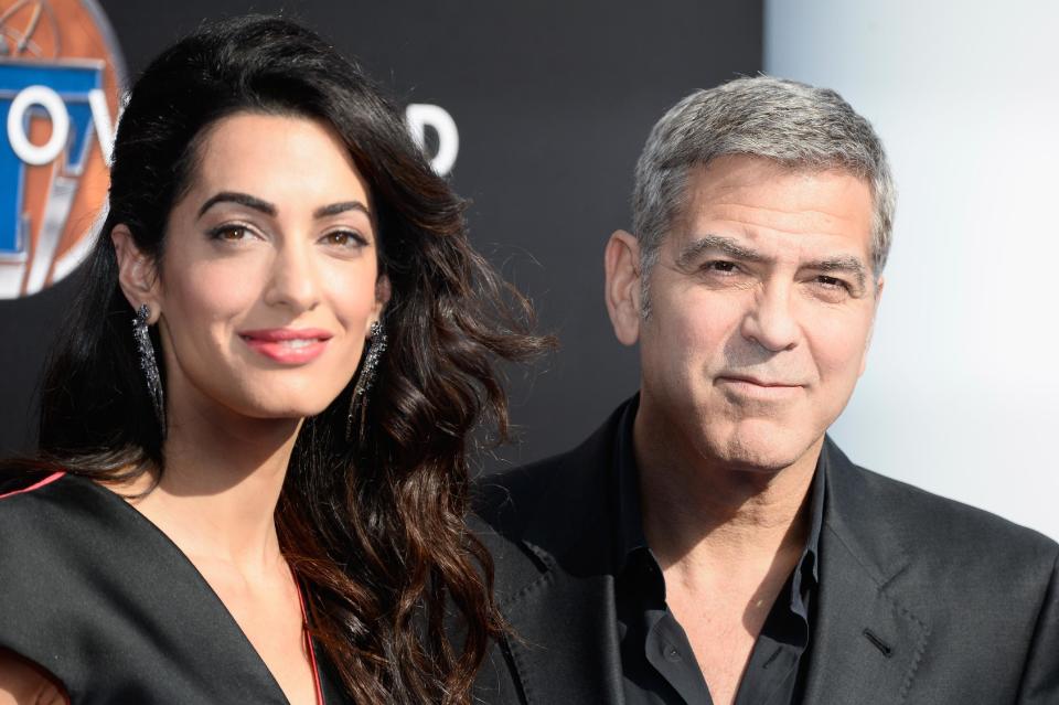 Auch wenn sie hier aussehen, als könnten sie kein Wässerchen trüben: George Clooney und Amal haben Stress, zumindest wenn es nach ihren neuen Nachbarn in dem beschaulichen britischen Dörfchen Bershire geht. Dort bauen sich der Hollywoodstar und seine Angetraute gerade ein frisch erworbenes Luxusanwesen zurecht – und das offenbar ziemlich laut. "Schrecklich. Man kann sogar hören, wie die Bauarbeiter fluchen", beschwert sich ein Anwohner in der "Daily Sunday Mail". Eine weitere Dorfbewohnerin wettert aufgrund der lauten Bauarbeiten, das Promi-Paar habe keinen Respekt vor seinen Mitmenschen. (Bild Copyright: Getty Images)