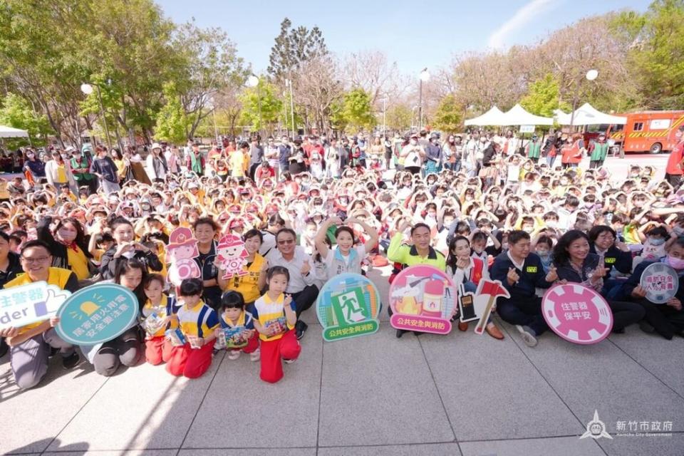 新竹市消防局23日辦幼兒園消防體驗活動，高虹安（前排中）與官員遭批坐在陰涼處，現場孩童曝曬在太陽下。   圖：新竹市政府提供