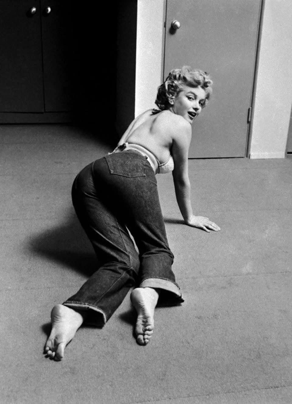 A atriz Marilyn Monroe aparece de jeans em diversos filmes de faroeste, como O Rio das Almas Perdidas, de 1954. Foto: Divulga&#xe7;&#xe3;o Cortesia Levi&#39;s