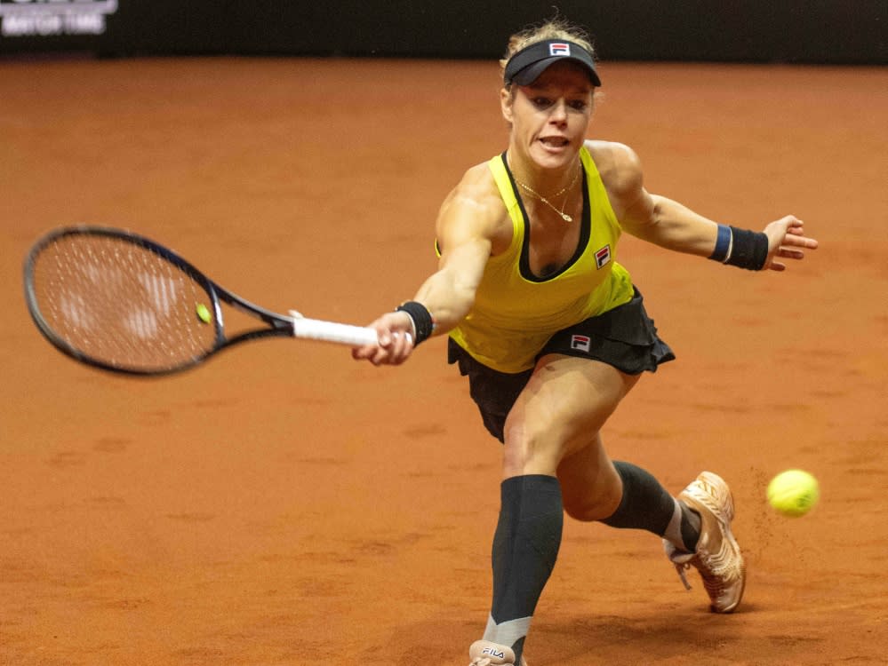 Laura Siegemund streckt sich beim WTA-Turnier in Stuttgart (IMAGO/Peter Hartenfelser)