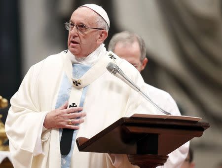 Pope Francis leads a mass on New Year's Day at Saint Peter's Basilica at the Vatican January 1, 2017. REUTERS/Remo Casilli