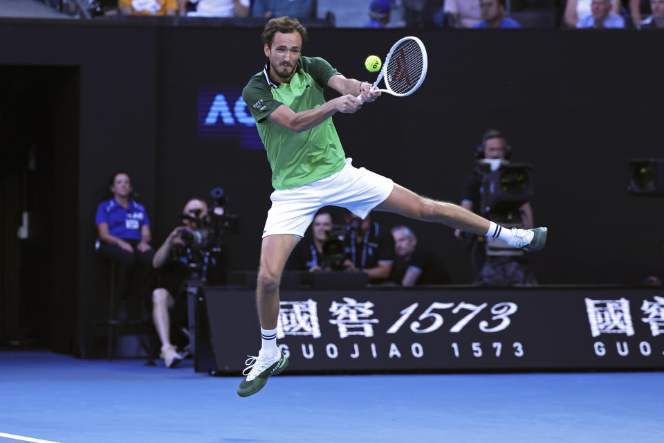 Daniil Medvedev devuelve ante Jannik Sinner en la final del Abierto de Australia, el domingo 28 de enero de 2024, en Melbourne. (AP Foto/Asanka Brendon Ratnayake)