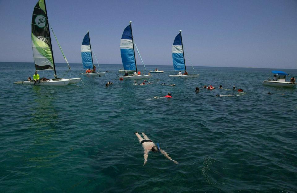 En esta foto del 12 de mayo de 2019, los turistas hacen snorkel en el Caribe frente a una playa en Varadero, Cuba. (AP Foto / Ismael Francisco)