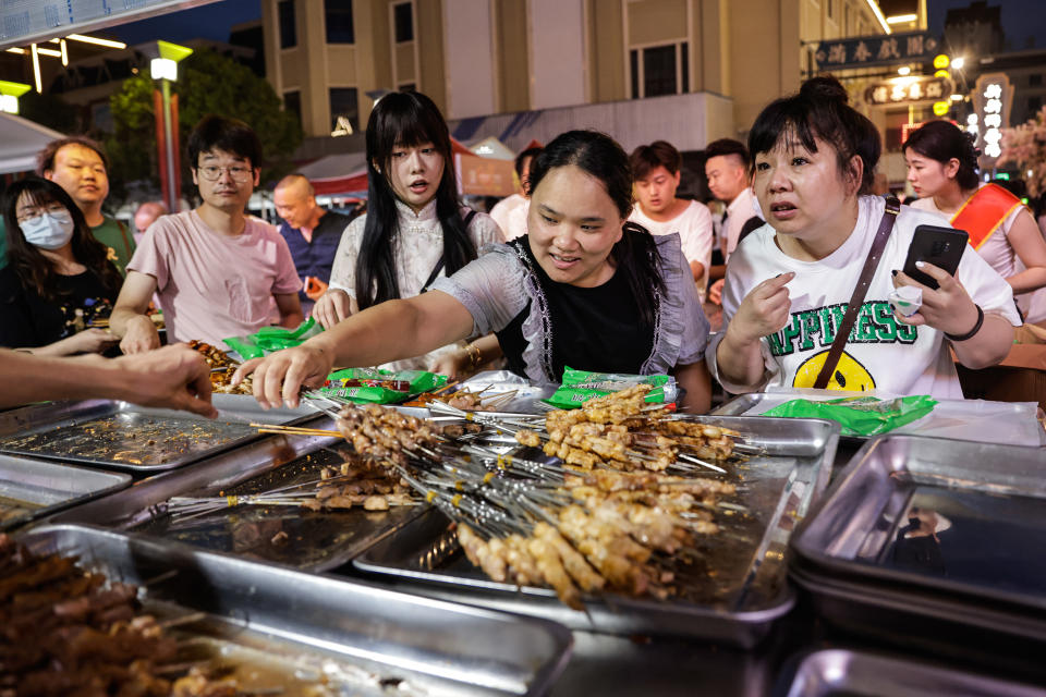 「淄博燒烤」形式上熟口熟面，主要都是一個小烤爐，在上邊烤肉串，特別之處是烤完後會用餅夾上肉及青蔥享用。