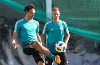 Auch Mats Hummels (links) und Joshua Kimmich (rechts) zeigten in der Komödie, dass sie nicht nur mit dem Ball umgehen können, sondern auch vor der Kamera eine gute Figur machen.