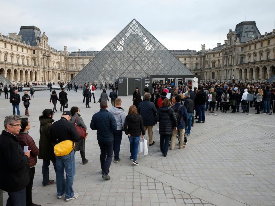 coronavirus tourism louvre paris