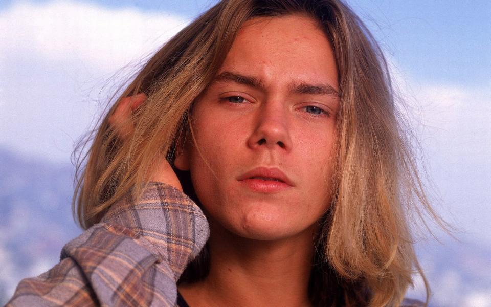 Während der Dreharbeiten zum Drama "Dark Blood" kam Hauptdarsteller und Jungstar River Phoenix (Bild aus der Doku "Too Young To Die") ums Leben. Aus dem Kinderstar war ein Teenie-Idol geworden - wer weiß, welche Zukunft dem Schauspiel-Naturtalent noch offen gestanden hätte. Am 23. August wäre River Phoenix 50 geworden - doch er starb in der Halloween-Nacht 1993 an einer Überdosis Drogen. Die Galerie zeigt weitere Stars, die vor ihrer Zeit aus dem Leben geschieden sind. (Bild: ZDF / Broadview TV GmbH)