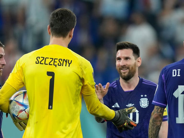 Lionel Messi le da la mano al arquero polaco Wojciech Szczesny antes que le ataje el penal