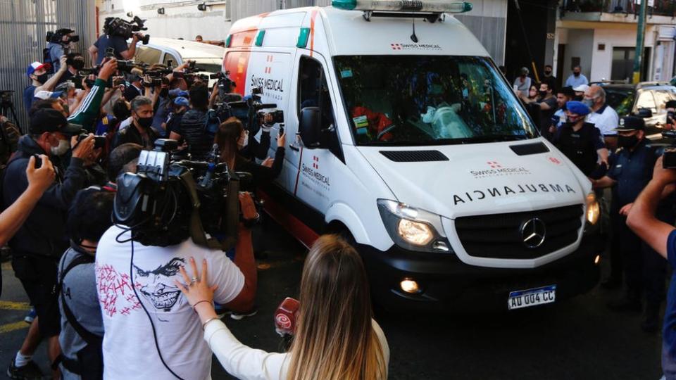 Maradona saliendo del hospital.