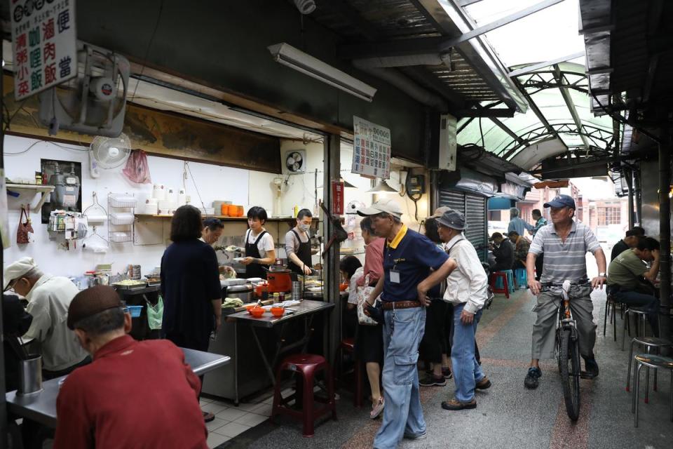 「阿偉台灣古早味」躲在狹仄的市場小巷內。