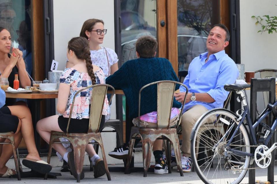 Ben Affleck con sus hijos en un restaurante de Santa Monica en julio de 2023