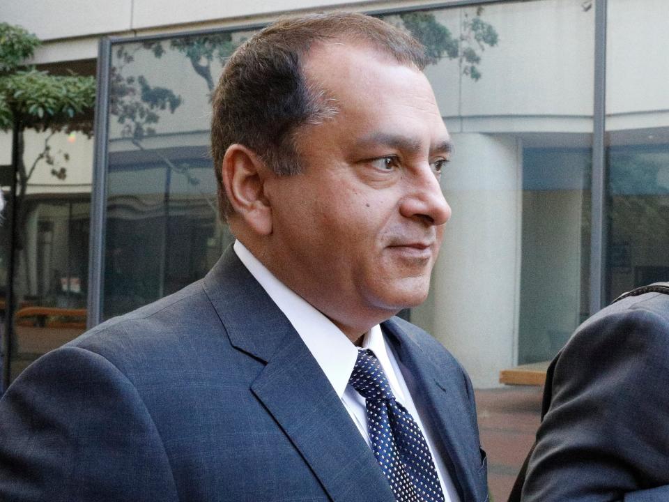 Former Theranos COO Ramesh Balwani (C) appears in federal court for a status hearing on July 17, 2019 in San Jose, California. Former founder of Theranos Elizabeth Homes and Balwani are facing charges of conspiracy and wire fraud for allegedly engaging in a multimillion-dollar scheme to defraud investors with the Theranos blood testing lab services.