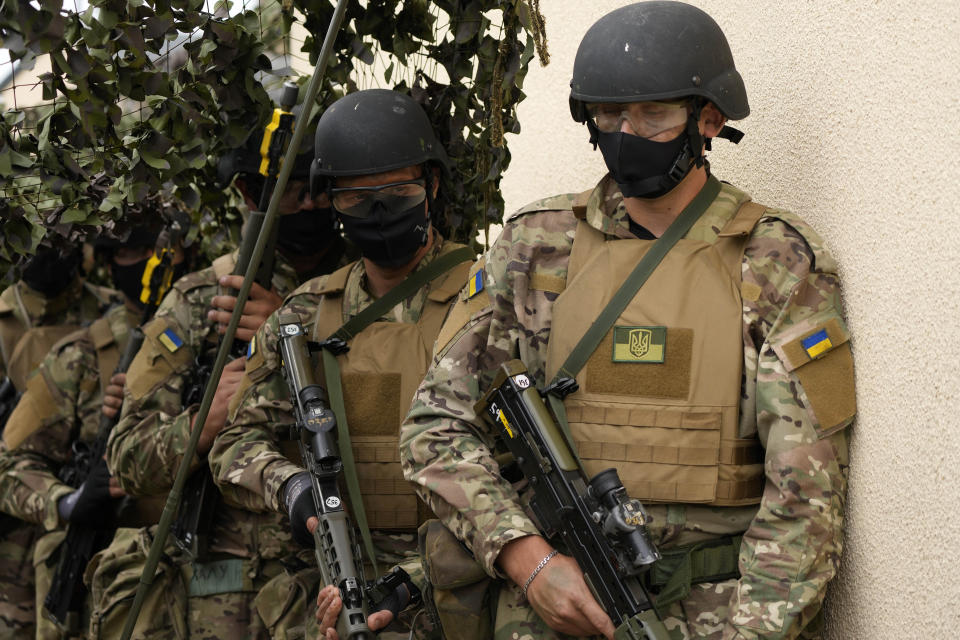 Ukrainian volunteer military recruits take part in an urban battle exercise whilst being trained by British Armed Forces at a military base in Southern England, Monday, Aug. 15, 2022. MOD and British Army as the UK Armed Forces continue to deliver international training of Ukrainian Armed Forces recruits in the United Kingdom.(AP Photo/Frank Augstein)