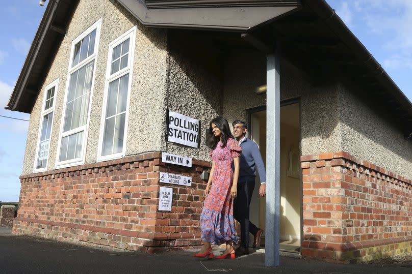 Le Premier ministre britannique Rishi Sunak et son épouse Akshata Murty quittent un bureau de vote après avoir voté près de Richmond, dans le North Yorkshire