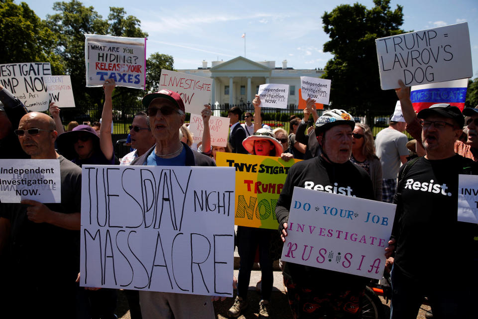 <p>Protesters gather to rally against U.S. President Donald Trump’s firing of Federal Bureau of Investigation (FBI) Director James Comey, outside the White House in Washington, U.S. May 10, 2017. (Jonathan Ernst/Reuters) </p>