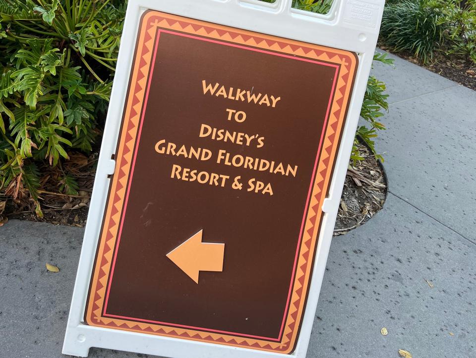sign pointing at the walkway at disney's grand floridian resort