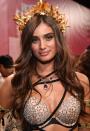 <p>VS Angel Taylor Hill wears the signature waves with a golden crown headband. </p>