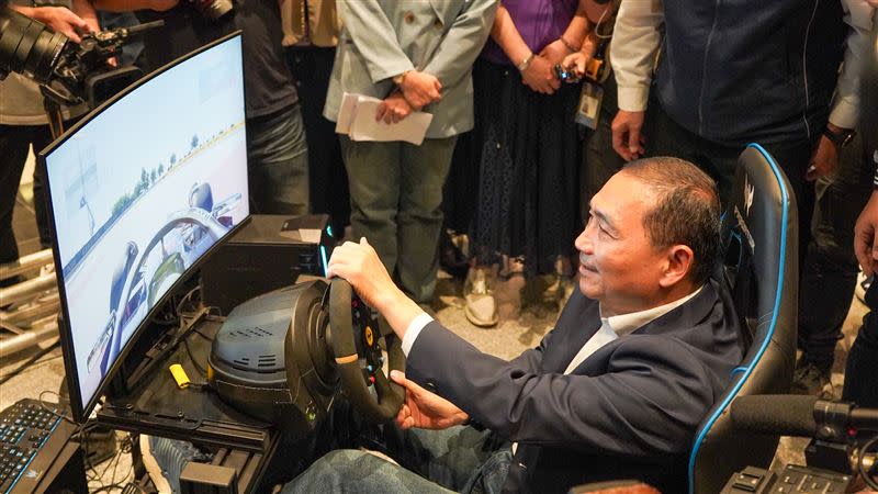市長體驗虛擬賽車，採用Predator Orion 5000桌機搭配Speed Go賽車模擬器座艙，展現極致效能，猶如身歷其境的賽車快感。（圖／新北市政府）