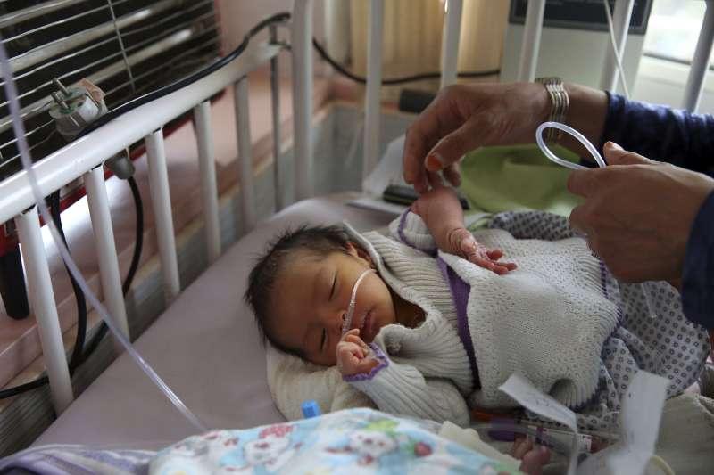 阿富汗首都喀布爾一家婦產科醫院12日遭槍手闖入大肆屠殺，許多小嬰兒一出生就沒了媽媽。（AP）　