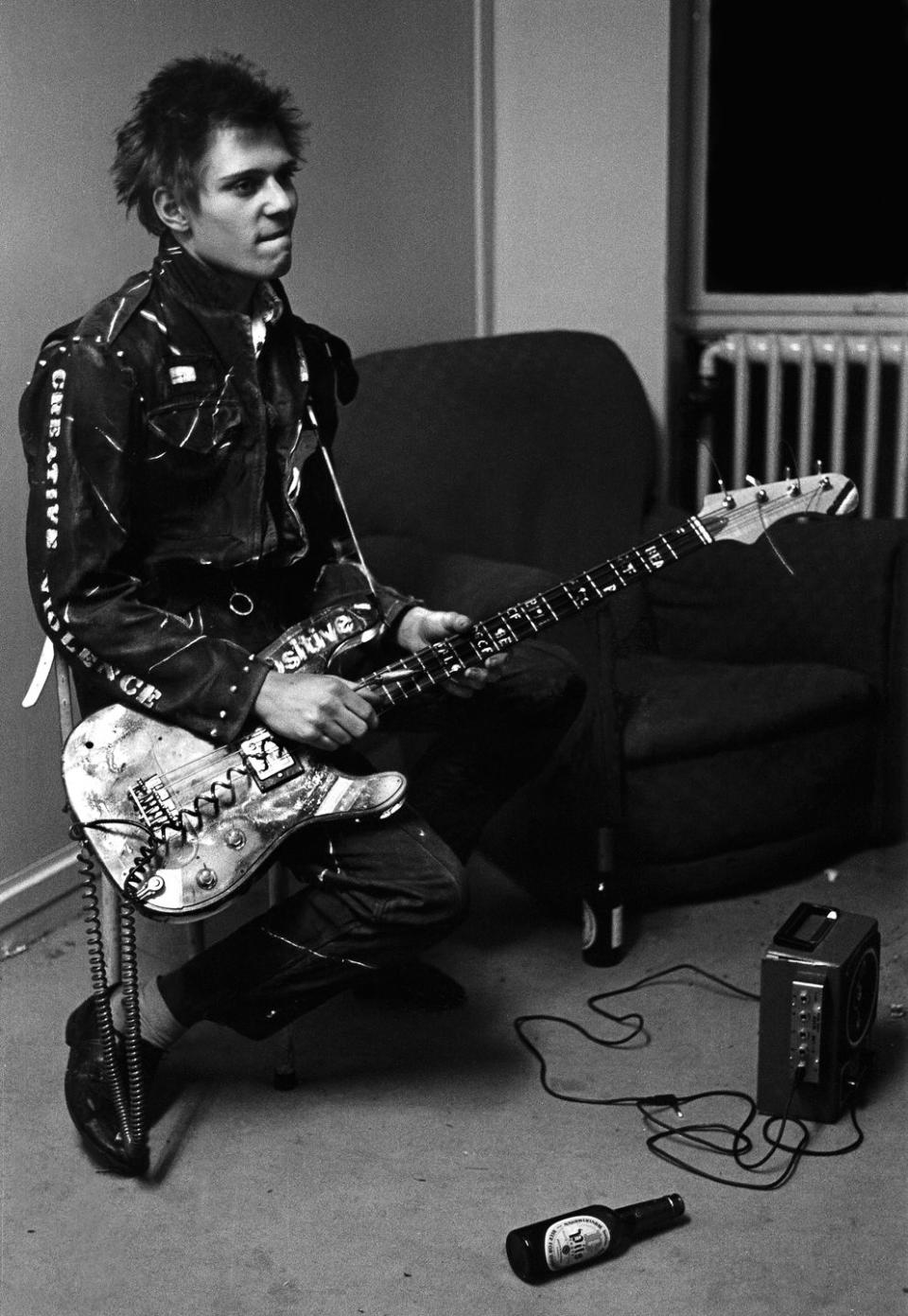 <p>Bassist Paul Simonon of British punk group The Clash, backstage at a concert at the Royal College of Art (RCA), London, November 5, 1976.</p>