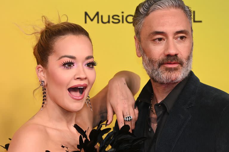 La cantautora británica Rita Ora posa y el actor neozelandés Taika Waititi se divirtieron en los MTV Europe Music Awards, que tuvieron como sede el Laszlo Papp Budapest Sports Arena de la ciudad húngara