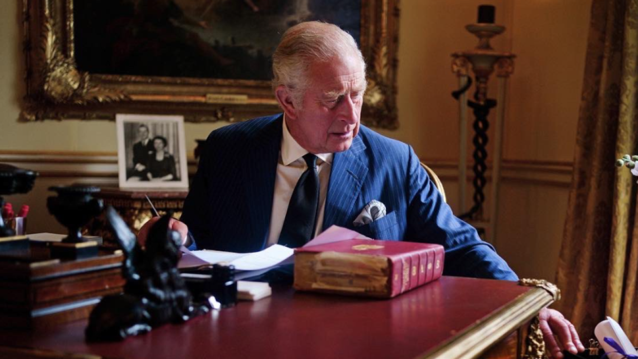 Charles III au travail, sur une nouvelle photo officielle partagée par Buckingham Palace.