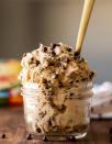 <p>Starisée dans la fameuse glace cookie dough de Ben & Jerry’s, la cookie dough est simplement de la pâte à cookie crue qui peut se déguster telle quelle. Un délice addictif à souhait.</p><p><b>Comment faire de la cookie dough à la maison ?</b> On mélange au robot du beurre, de la farine, du sucre et de la cassonade. On ajoute du lait et de l’arôme de vanille. Enfin, on termine en intégrant de la farine, puis des pépites de chocolat. A consommer sans tarder ou à réserver 1 semaine au réfrigérateur. </p><p>Découvrir <a href="https://iwashyoudry.com/edible-cookie-dough-recipe/" rel="nofollow noopener" target="_blank" data-ylk="slk:la recette;elm:context_link;itc:0;sec:content-canvas" class="link ">la recette</a></p><br>