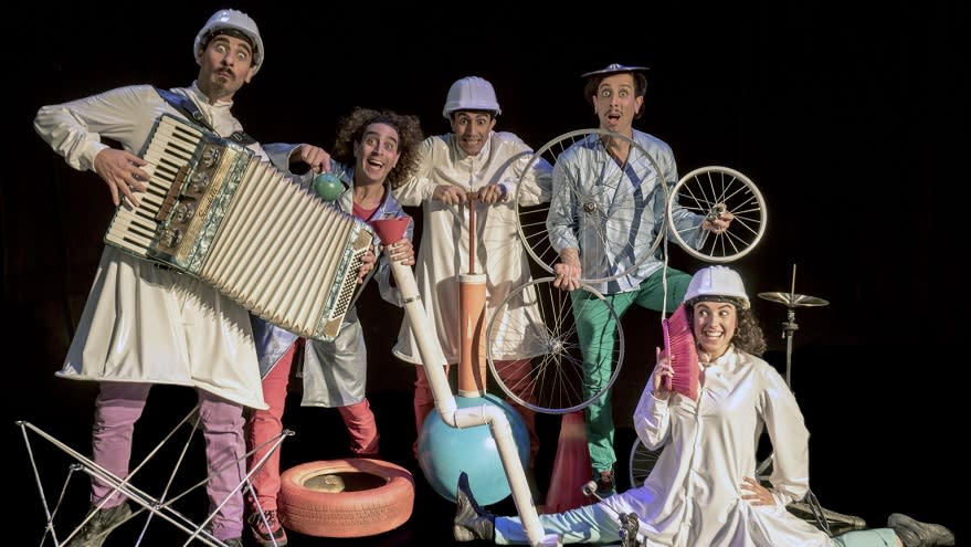 La compañía de circo, Les Ivans, presenta un espectáculo circense y musical dirigido por Gerardo Hochman