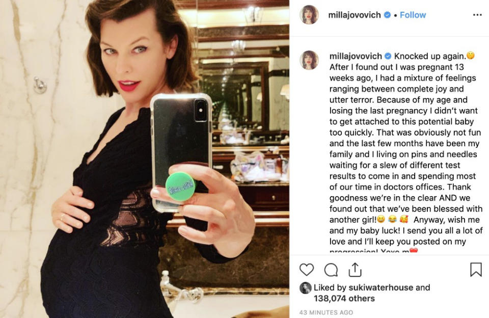 Milla Jovovich a annoncé courant 2019 qu’elle était enceinte de son troisième enfant à 43 ans. La star et son mari Paul W.S. Anderson ont accueilli la petite Osian début 2020.