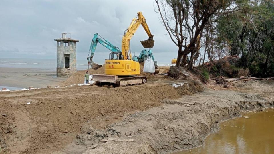 包括嘉義林業分署、水利署昨天在北門雙春保安林沙洲進行修復，並築堤養灘。(記者盧萍珊攝)
