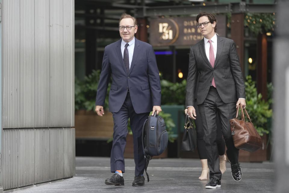 El actor Kevin Spacey, izquierda, llega al Tribunal de la Corona en Southwark, en Londres, el viernes 14 de julio de 2023 (AP Photo/Kin Cheung)