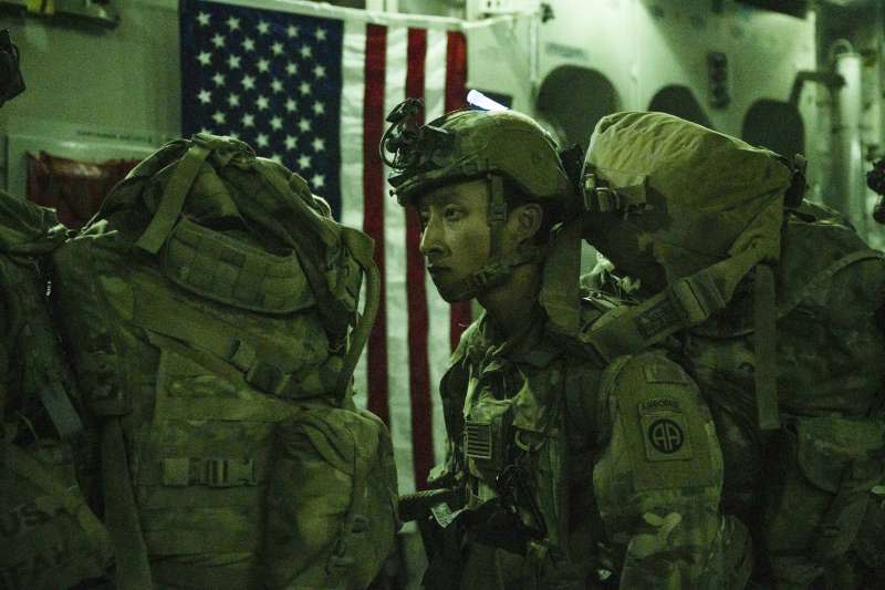 2021年8月30日，美軍第82空降師準備登上C-17撤出阿富汗。 （美聯社）