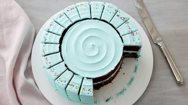 Cake cut with Wilton method