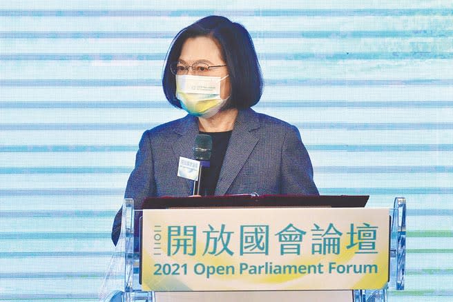蔡英文總統2日出席「開放國會論壇」開幕致詞時表示，台灣位處民主防線最前線，台灣願意和世界各國分享經驗，與民主夥伴一起共享民主價值。（黃世麒攝）