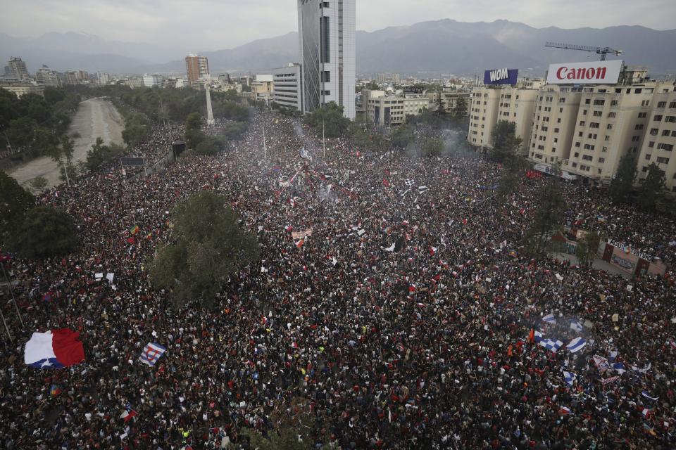 ARCHIVO - En esta imagen de archivo del 25 de octubre de 2019, manifestantes contrarios al gobierno llenan la Plaza de Italia en Santiago de Chile. (AP Fto/Rodrigo Abd, Archivo)