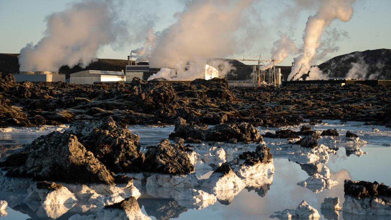  View of the Svartsengi geothermal power plant, next to the blue lagoon, in Iceland. 