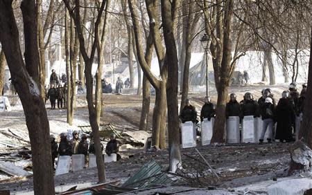 Riot police stand behind their shields near the site of clashes with anti-government protesters in Kiev January 27, 2014. REUTERS/Vasily Fedosenko