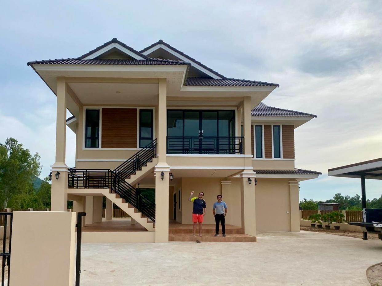 Ben und der Bauarbeiter stehen vor dem Haus. Das Foto wurde an dem Tag aufgenommen, an dem Ben und seine Frau die Schlüssel zu ihrem Zuhause abholten. - Copyright: Ben/Life in Thailand