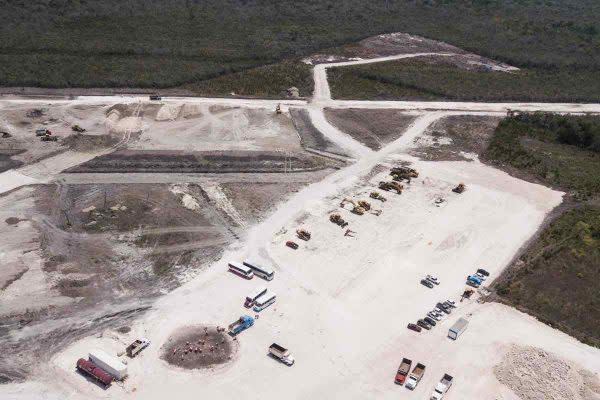 Militares realizan la construcción de la estación del tren en el tramo 7, en Xpujil, Campeche. Foto: Isabel Mateos