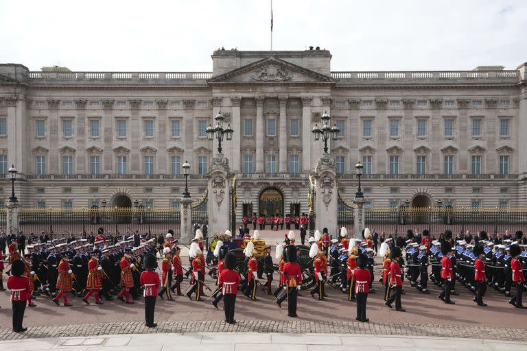 El féretro de la reina Isabel II pasa por el Palacio de Buckingham en Londres, el lunes 19 de septiembre de 2022.