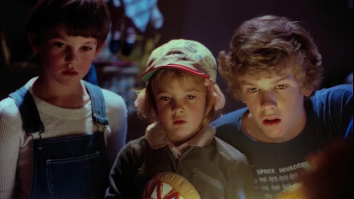  Henry Thomas, Drew Barrymore and Robert MacNaughton in E.T.  