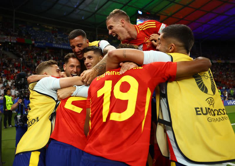 Foto del domingo de Mikel Oyarzabal celebrando con sus compañeros tras marcar el gol que le dio el título a España en la Eurocopa