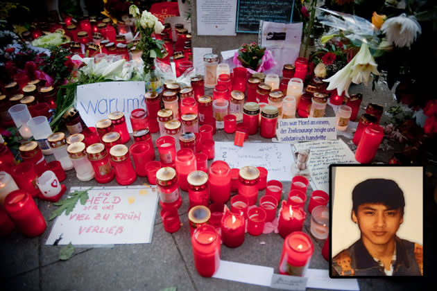 <b>Berlin weint um Jonny K.</b><br><br>Kerzen umringen das Kondolenzbuch unter dem Berliner Fernsehturm. Dort wurde Jonny K., 20 Jahre alt und Deutsch-Thailänder, in der Nacht zum 14. Oktober zu Tode geprügelt, weil er einen Freund schützen wollte. Zur Abschiedsfeier kamen hunderte Berliner. (Bilder: dpa)