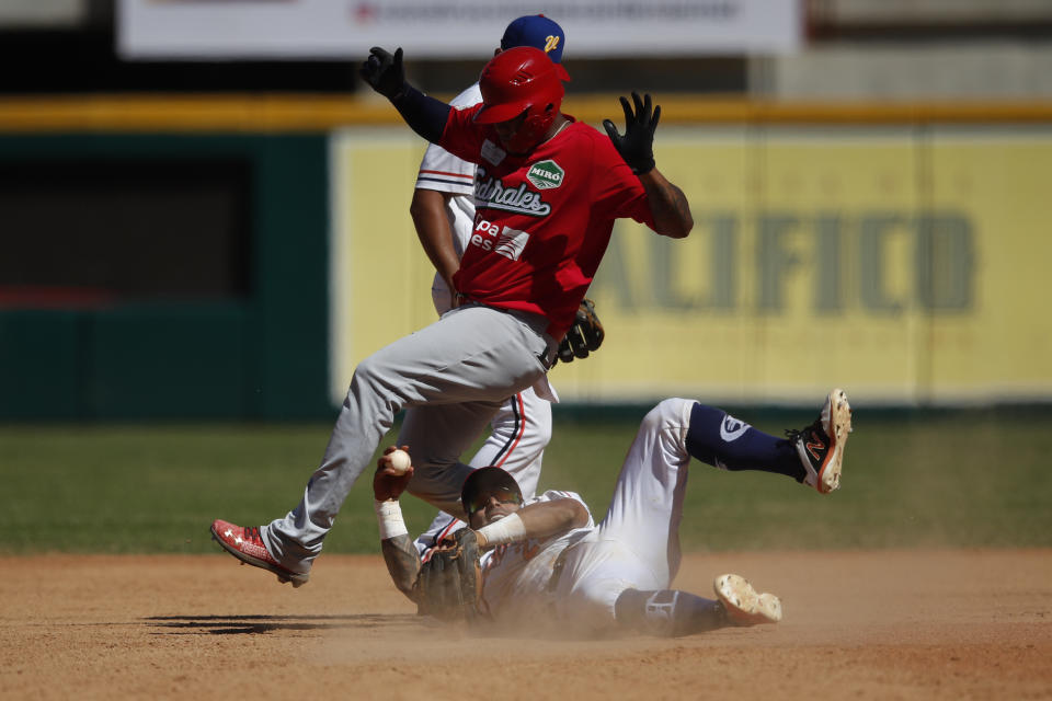 Rodrigo Orozco de Panamá es sacado out en segunda base por Luis Sardiñas de Venezuela durante el juego por la Serie del Caribe en el estadio Teodoro Mariscal de Mazatlán, México, el domingo 31 de enero de 2021. (AP Foto/Moisés Castillo)