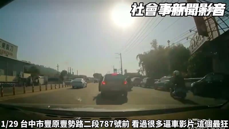 休旅車擋住小客車去路，還打開駕駛座車門。（圖／翻攝社會事新聞影音）