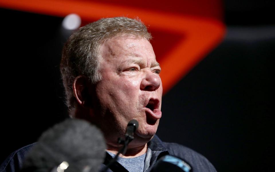 <p>Wo William Shatner auftaucht, denkt man sofort an das Raumschiff Enterprise, Klingonen und weit entfernte Galaxien. Aber wussten Sie, dass der "Star Trek"-Star auch Musiker ist? Und: Er ist nicht der einzige Hollywood-Schauspieler, der (professionell) auch zu Gitarre und/oder Mikrofon greift ... (Bild: 2018 Getty Images/Phil Walter)</p> 