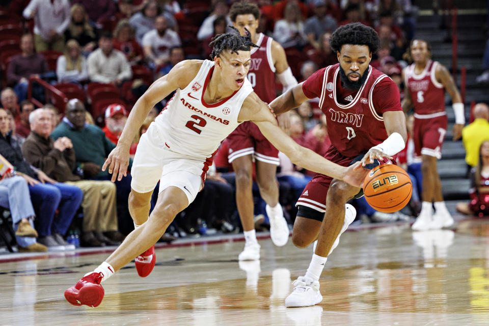 La selección de lotería proyectada, Trevon Brazile, izquierda, le da a Arkansas una tremenda ventaja y capacidad de juego en ambos lados de la cancha.  (Wesley Hitt/Getty Images)