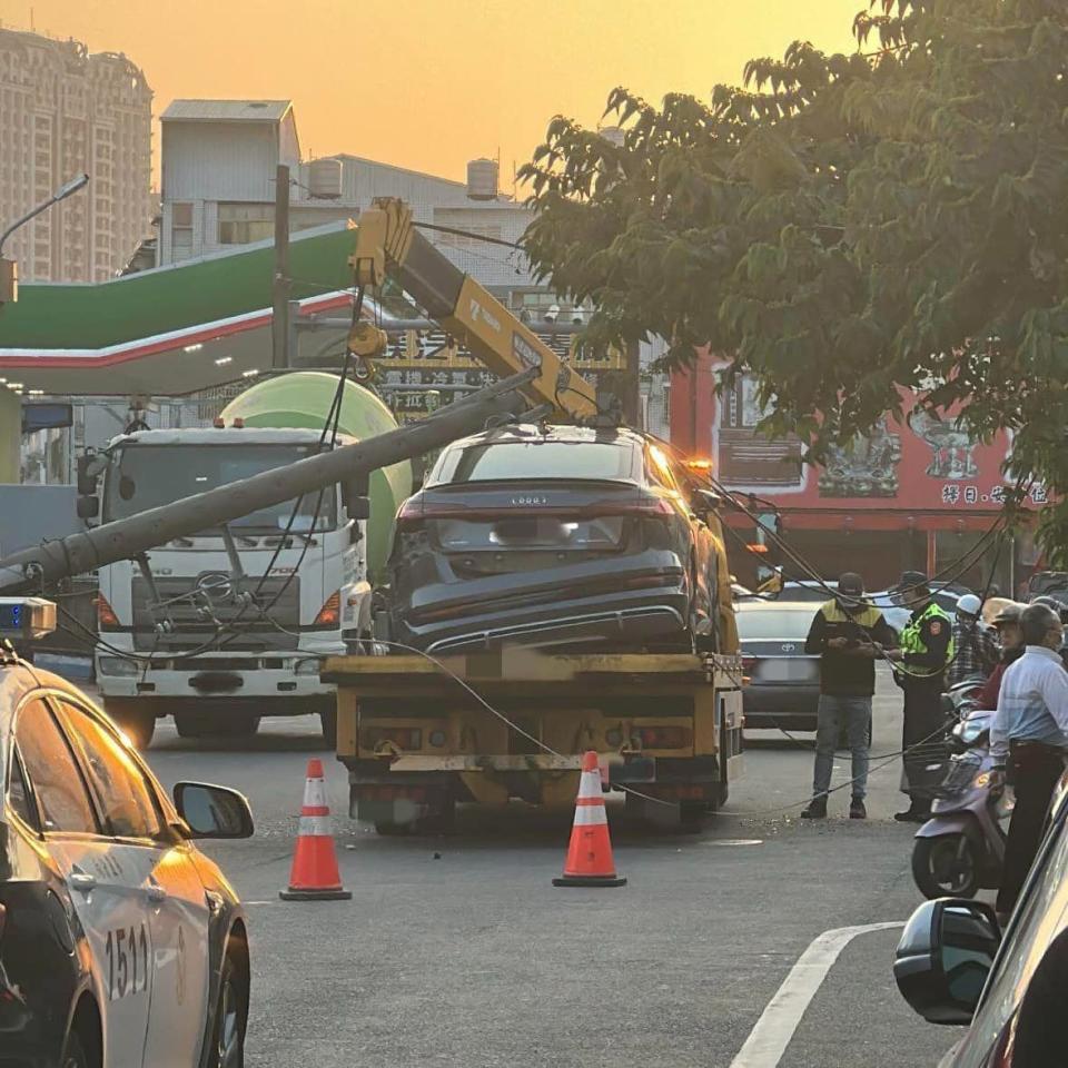 吊車勾斷電線桿，結果砸爛送修奧迪。（圖／台南式 Tainan Style 臉書粉專授權提供）